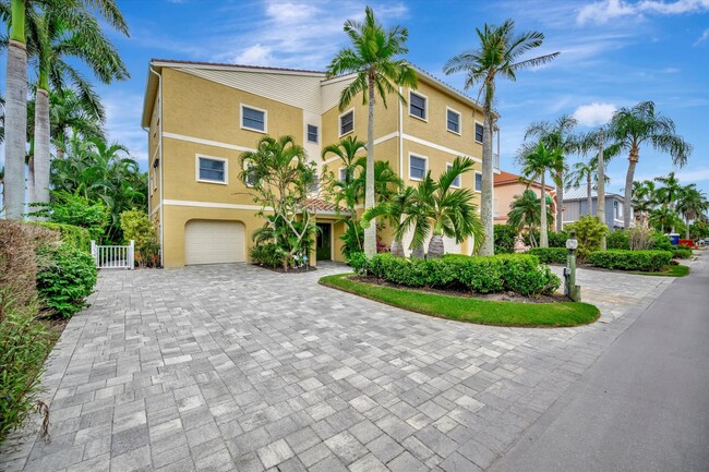 Building Photo - Stunning Annual Rental: Luxury Coastal Liv...