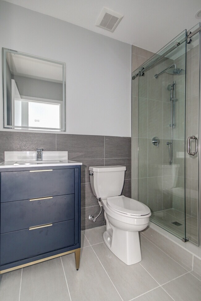 Photo - 453 Dundas St W Unit 3