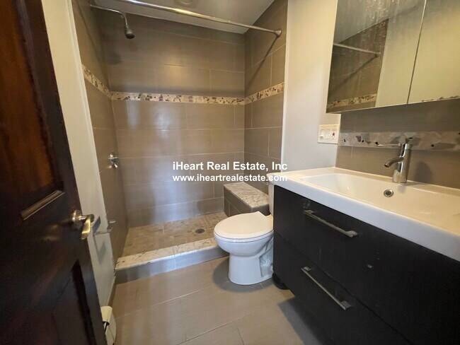 Photo - 474 E 7th St