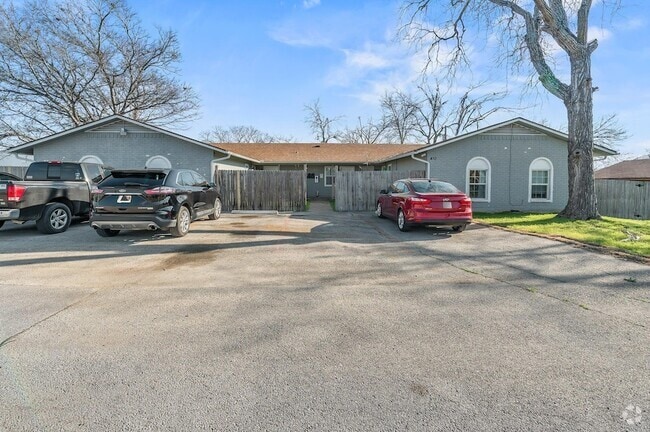 Building Photo - 410 Old Thorndale Rd Rental