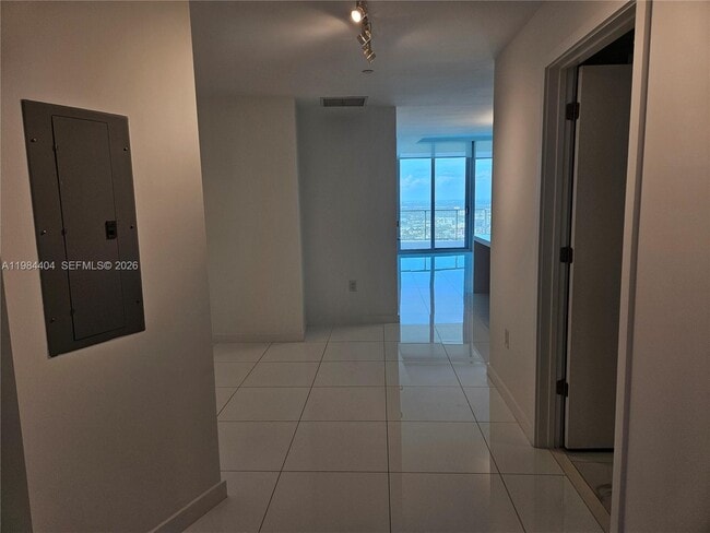 Photo - 851 NE 1st Ave Unidad 4000