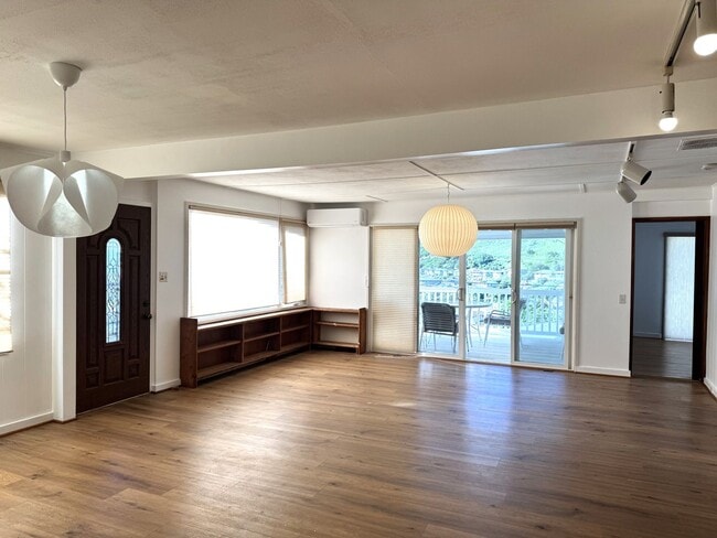Photo - Aina Haina - Renovated 4 bedroom, 2 bath single family home
