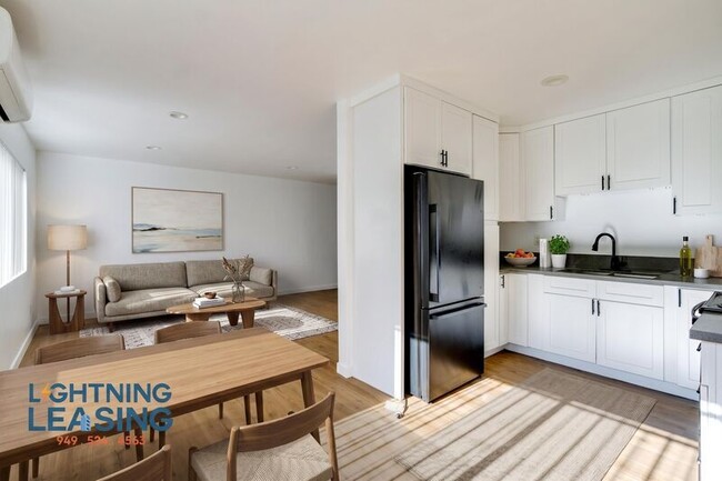 Building Photo - 14227 Gilmore St Unit 102