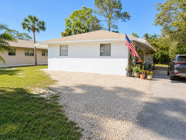 Building Photo - 2 Bedroom Duplex - Annual Rental in East Naples