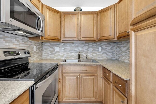 Building Photo - 2970 NE 16th Ave Unit 211