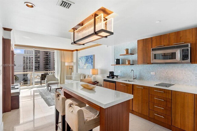 6801 Collins Ave Unidad 920