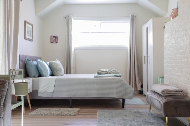 Building Photo - 8915 NE Hill Way