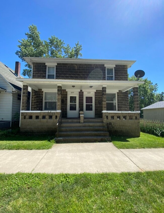 3 Bedroom Duplex with Fenced in Yard and D... - 3 Bedroom Duplex with Fenced in Yard and D... House