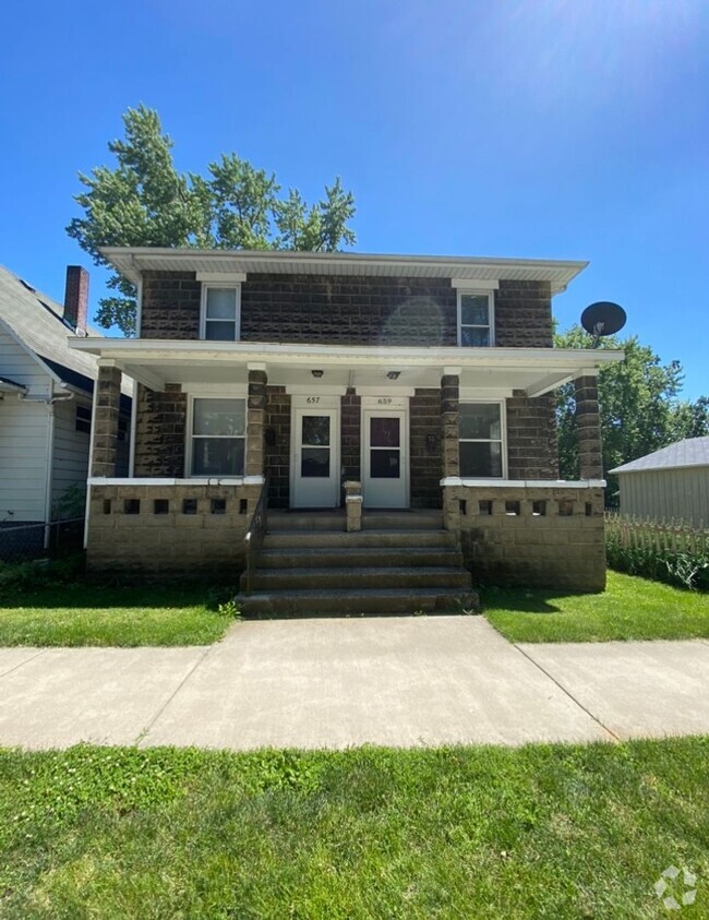Building Photo - 3 Bedroom Duplex with Fenced in Yard and D... Rental