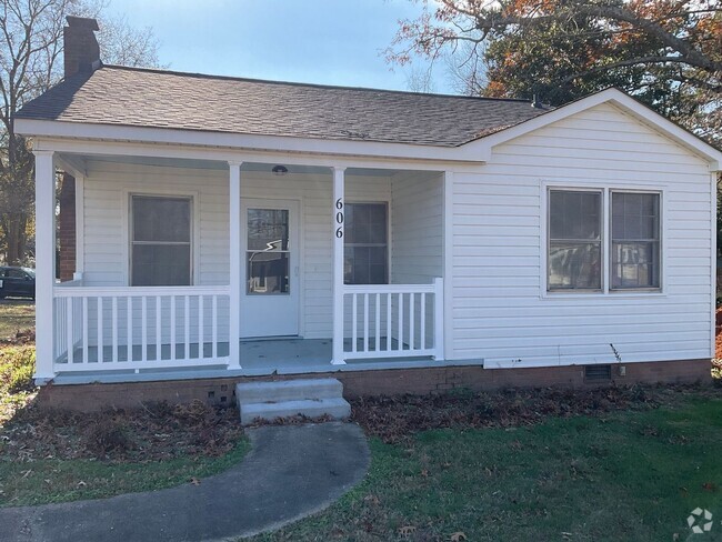 Building Photo - Great 2BR Home On Corner Lot