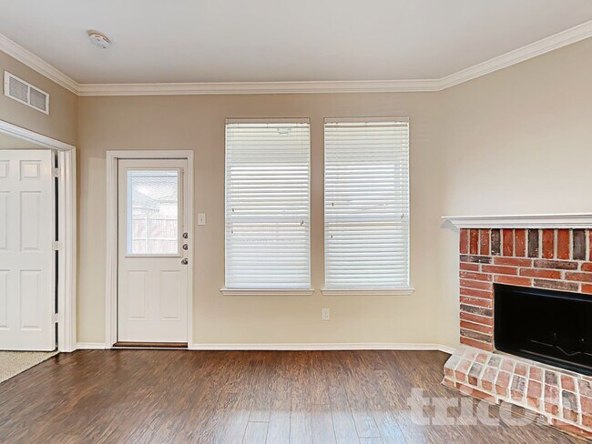 Photo - 404 Chert Ln