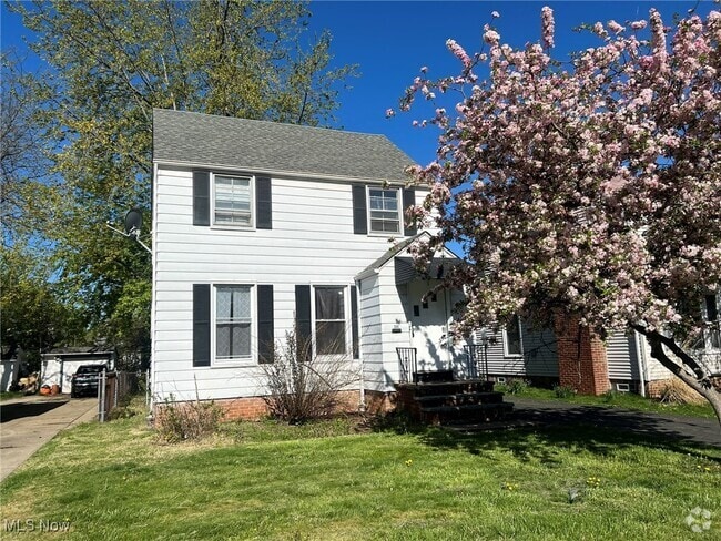 Building Photo - 304 E 248th St Rental