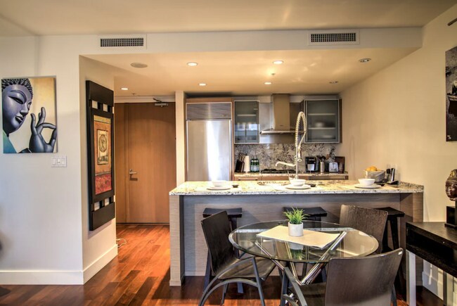 Photo - 1111 Alberni St