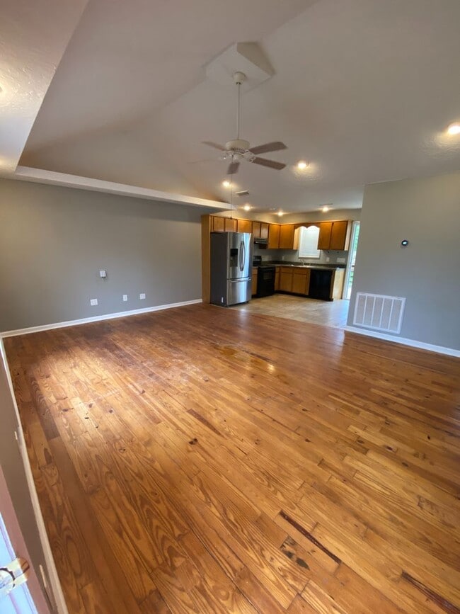 Photo - 704 Francis St E