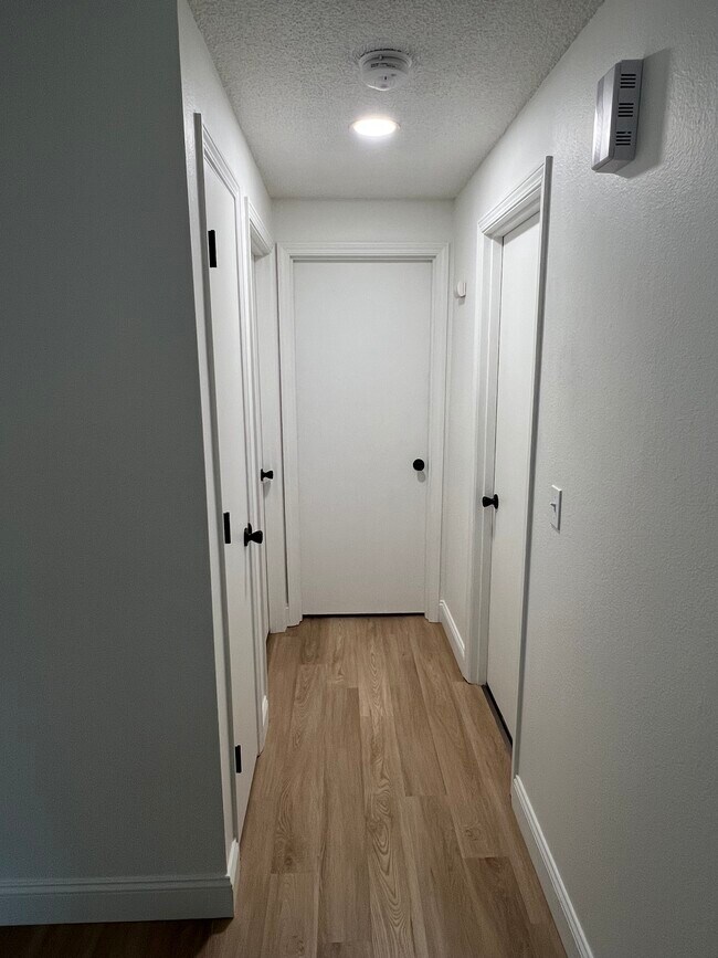 Pasillo - 14310 NE 14th Cir