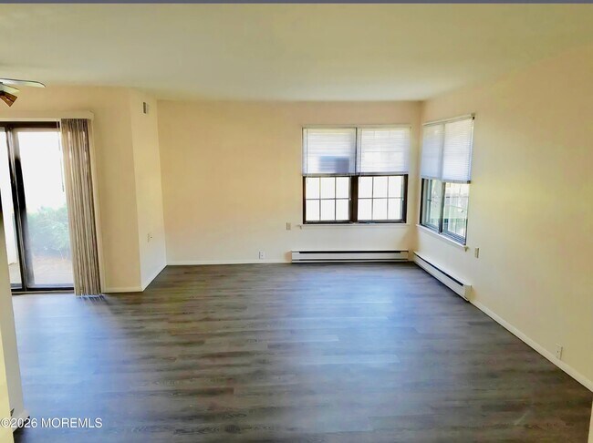 Photo - 453A Chesterfield Ct