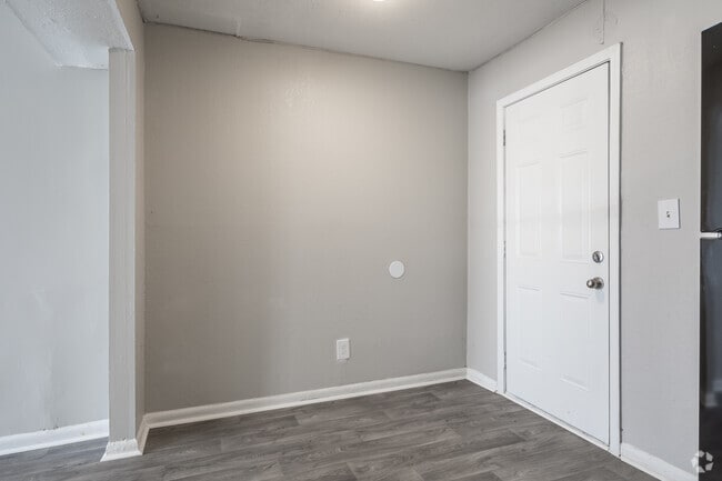 2BR, 1.5BA - 1100SF