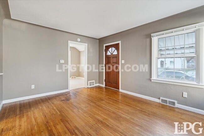 Photo - 4336 Lyman Ave