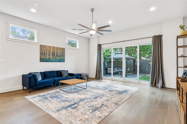 Photo - 620 E 26th St