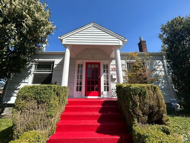 Building Photo - Stunning 2 bd 1 ba House with a basement a...