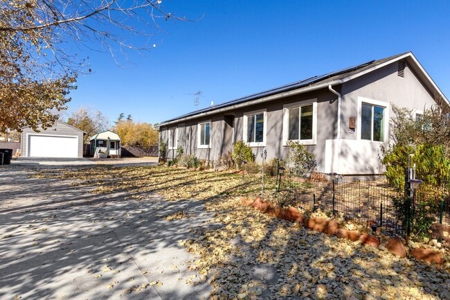 Building Photo - Country living at its finest!