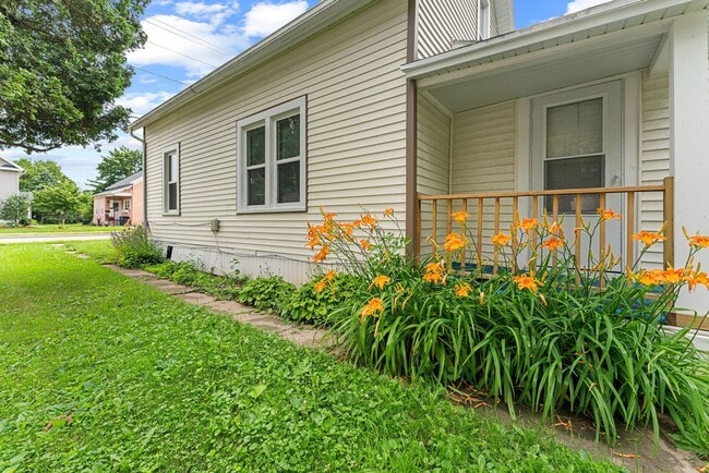 Photo - 1060 W 10th Ave