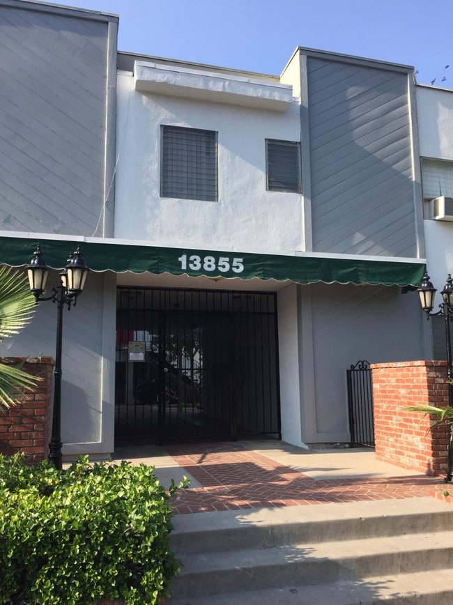 Building Photo - 13855 Burbank Blvd Unit 3