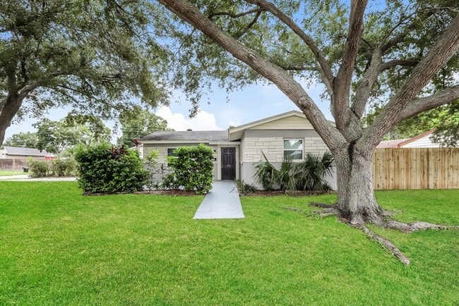 Building Photo - Adorable 2-Bedroom in St. Petersburg, FL