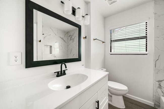 Photo - 404 Glenmore Dr