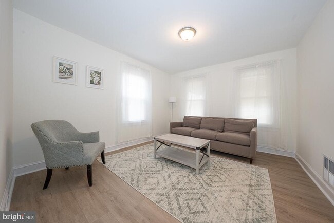 Photo - 717 Miller St