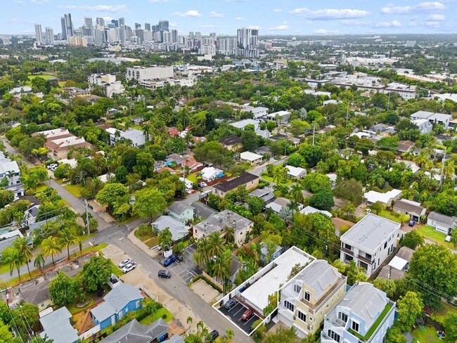 Building Photo - 1219 NE 14th Ave Unit 4