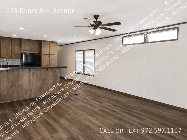Building Photo - 220 Robin Ann Ave