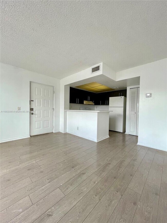 Building Photo - 752 Executive Center Dr Unit 25