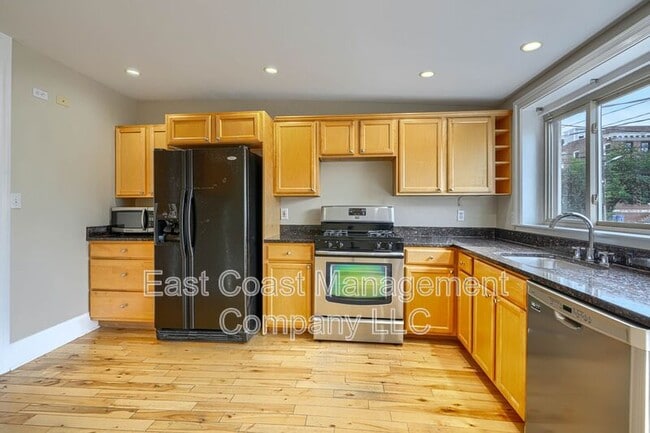 Building Photo - 3235 Eastern Ave Unit 2FL