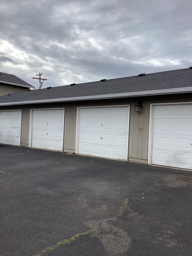 Photo - 2040-2040 NE Elk St Unidad 2046 NE Elk St