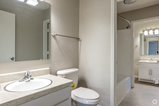 2BR, 1.5BA - 975 SF