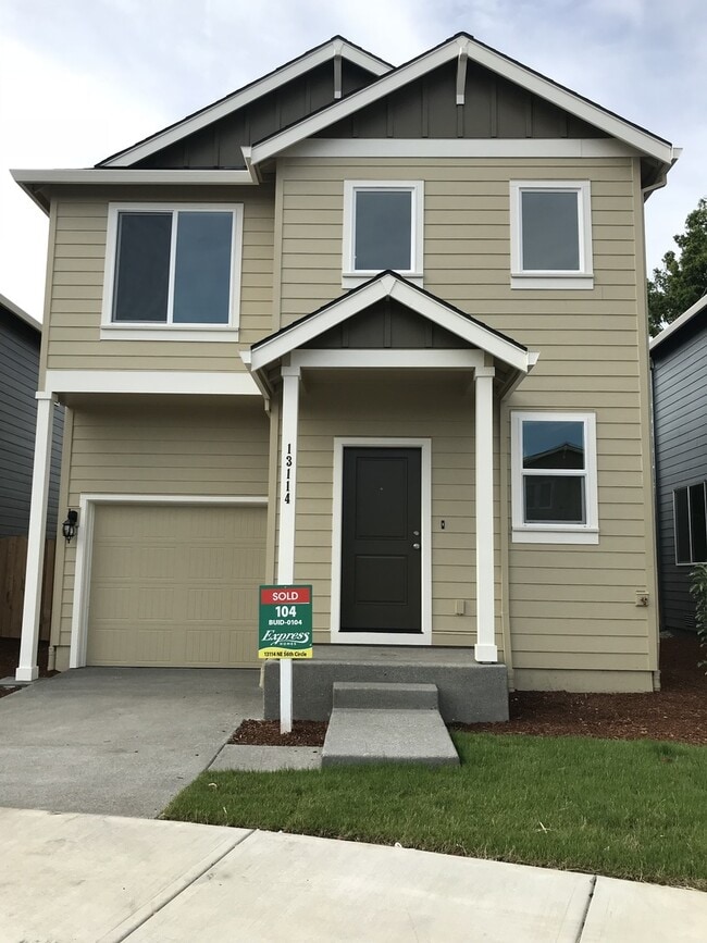 Building Photo - CUSTOM 3 BR 2.5 PET FRIENDLY HOME! A/C!