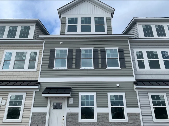 Building Photo - Spacious 3 Bedroom Townhouse