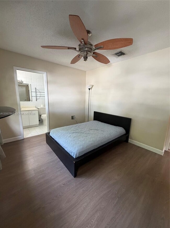Building Photo - 9900 W Calusa Club Dr Unit 1