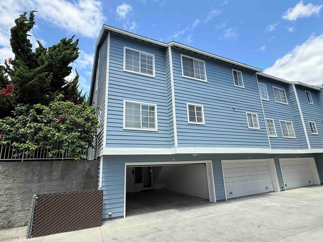 Building Photo - Gated Community - Updated Harbor City Townhome - 3 bed / 2.5 bath