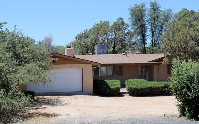 Building Photo - 903 Green Ln