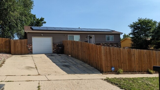 Building Photo - 5 BED/2 BATH RANCH HOME W/FINISHED BASEMEN...