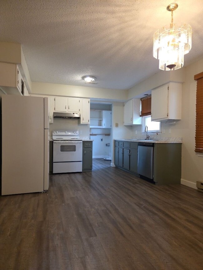 Photo - 3 Bed, 1 Bath, 1 Car Garage House for Rent in Bolivar, MO!