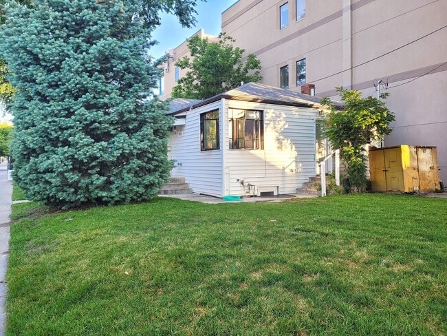 Building Photo - AMAZING LOCATION 2 Bed 1 Bath Home In Downtown Louisville