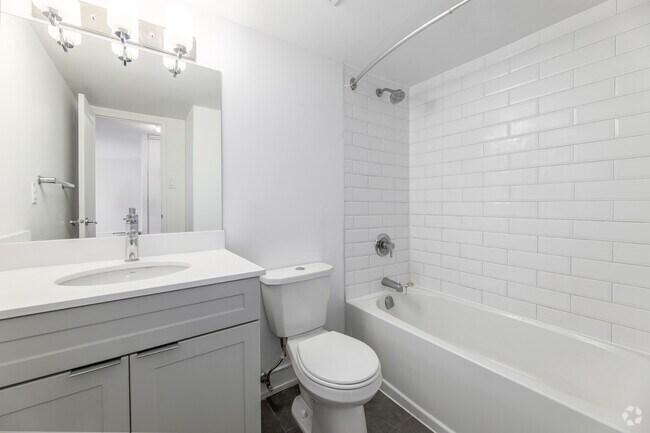 1BR, 1BA - 734SF - Bathroom - 10 Highland Crescent