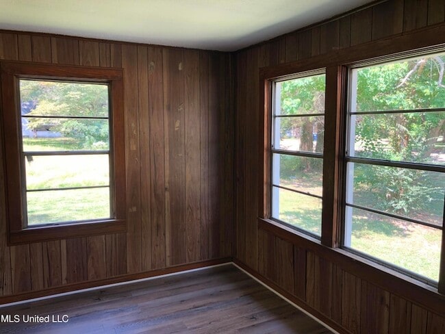 Photo - 213 Van Voris St