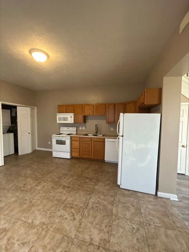 Photo - Large 3 Bedroom Townhome Available For Short-Term Lease! Brand New Flooring and Paint!