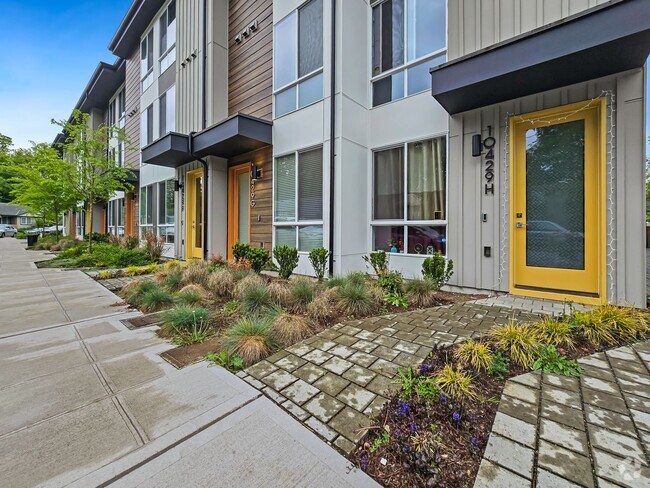 Building Photo - Stylish 2BR Townhome: Custom Features, Roo...