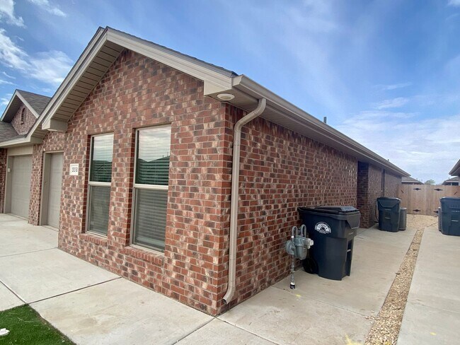 Photo - Introducing Your Dream Home: Spacious and Stunning 3 Bed, 2 Bath Haven Ready for You!