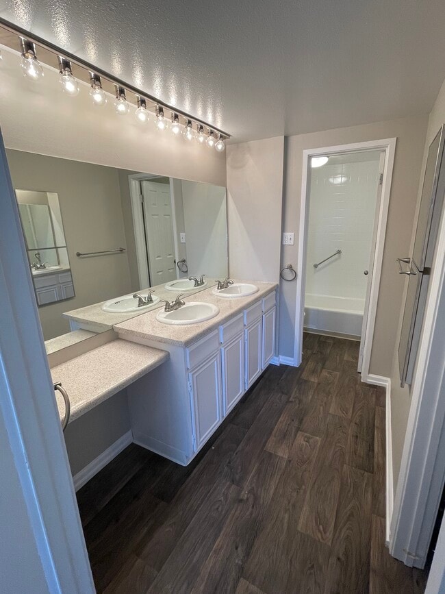 1 Bed Double Vanity Both Floor Plans